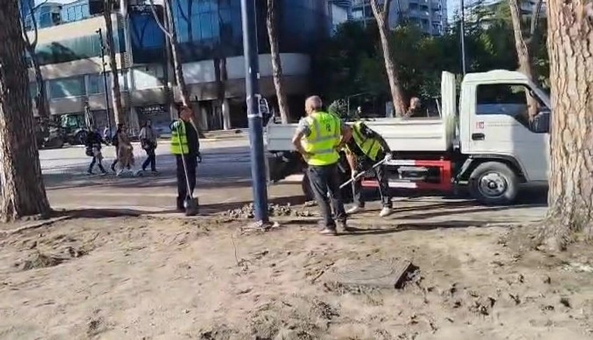 Tirana merr frymë lirshëm: Nis aksioni i pastrimit në bulevardin kryesor pas pesë ditësh protestash
