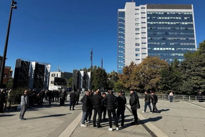 Tensioni para Kuvendit: Qytetarët kërkojnë miratimin e ligjit për Specialen dhe solidarizohen me ish-krerët e UÇK-së