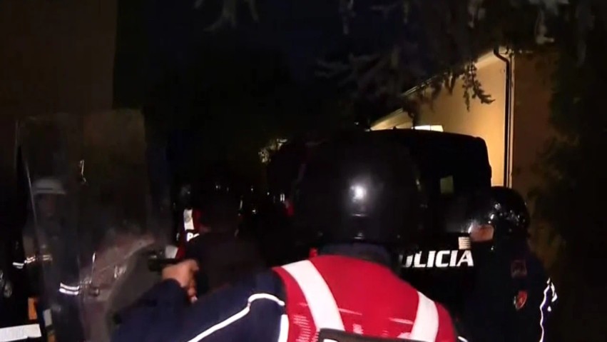 Përplasje dhe shoqërime në kryeqytet: Policia ndërhyn pranë Kishës Ortodokse gjatë protestës