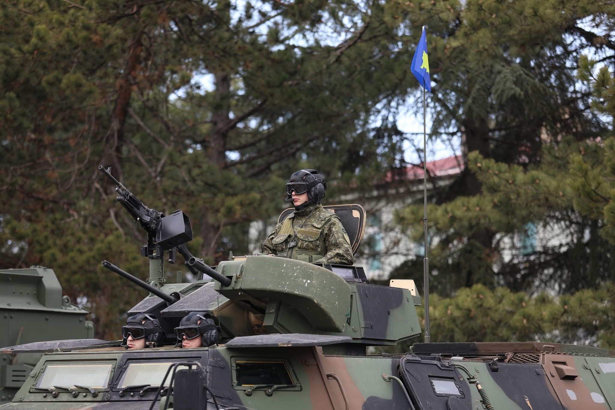 Hapi i madh i Kosovës drejt prodhimit ushtarak: Nga municionet e dronët te mjetet e blinduara
