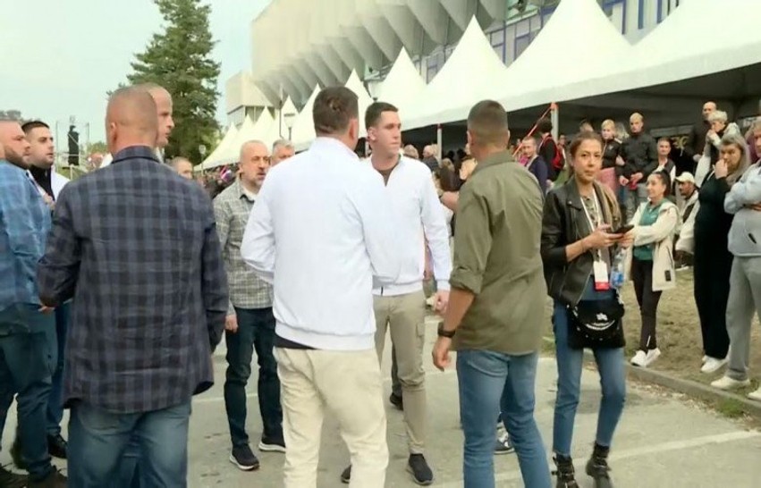 I shpallur në kërkim nga Interpoli, Milan Radoiçiq shfaqet përkrah djalit të Vuçiqit në një tubim partiak