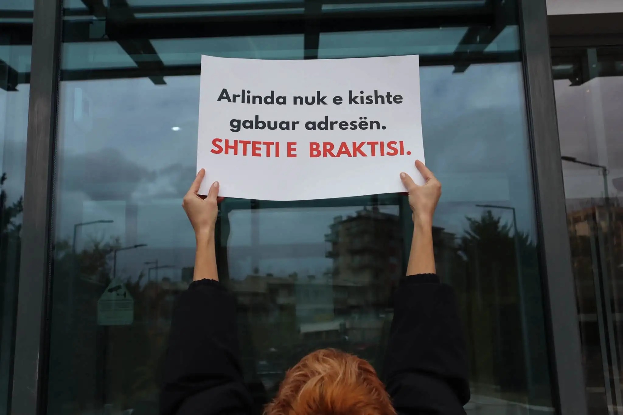 Tragjedia në Pejë: Sot protestë masive në Prishtinë, kërkohet shkarkimi i Sveçlës, Gërvallës dhe zyrtarëve të drejtësisë