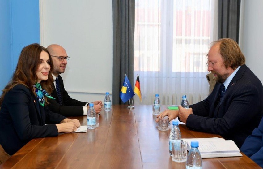 Vlora Çitaku takon delegacionin gjerman: Kërkohet angazhim më i madh i Berlin-it zyrtar për Kosovën