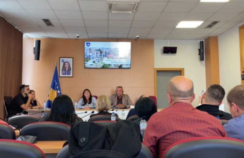Debat i tensionuar në Mitrovicë të Veriut: Asamblistët shqiptarë akuzojnë kryesuesin për ndërprerje të fjalës
