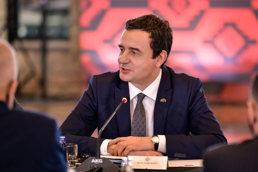 A duhet të reagojë kryeministri Kurti për situatën politike në Shqipëri? Opinionisti shpjegon arsyet pse heshtja është opsioni më i mirë