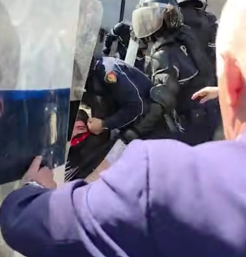 Skenë e dhunshme para Ministrisë së Arsimit: Policia tërheq zvarrë një të mitur në ditën e katërt të protestës