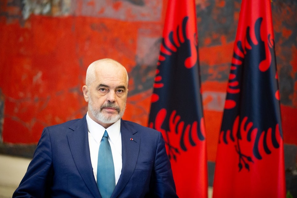 Valë shkarkimesh në administratë: Rama u kërkon ministrave dorëheqjen e të gjithë drejtorëve