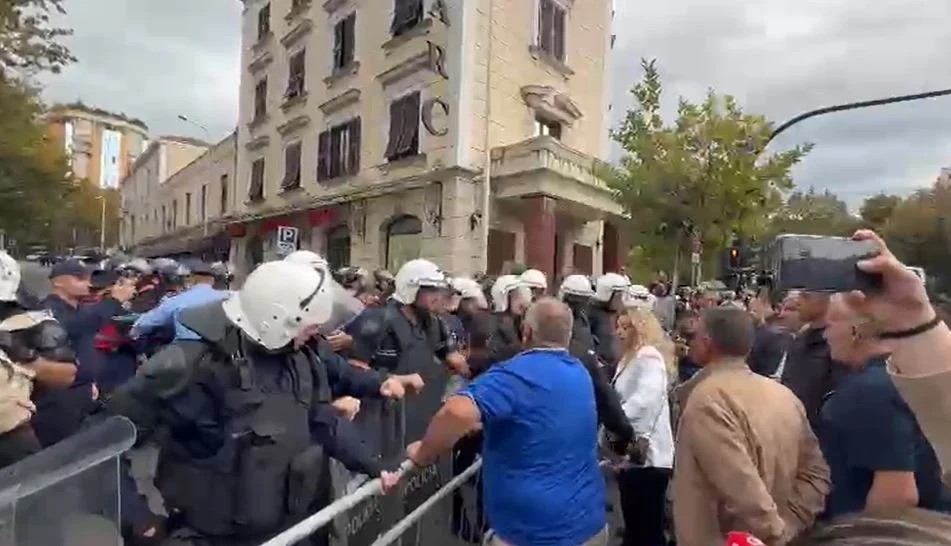 Tensione dhe përplasje fizike para Kuvendit, policia hedh gaz lotsjellës dhe shoqëron një person