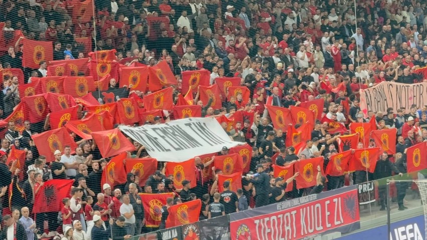 Vala e protestave shtrihet edhe në stadium: Mesazhi i fortë i tifozëve kuqezi gjatë ndeshjes së Kombëtarja
