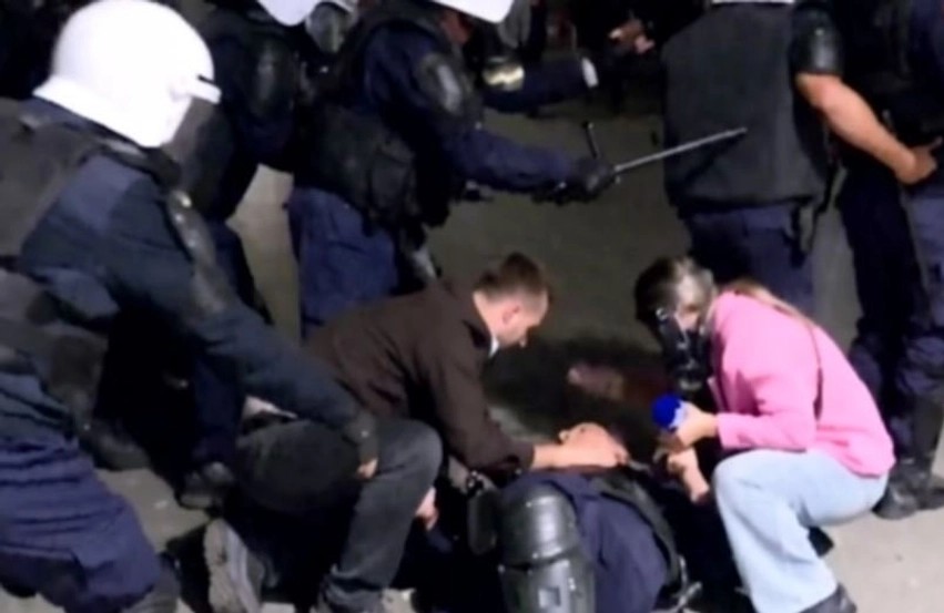 Tension dhe dhunë në Sheshin Skënderbej: Protestuesit sulmojnë policinë, plagoset efektivit