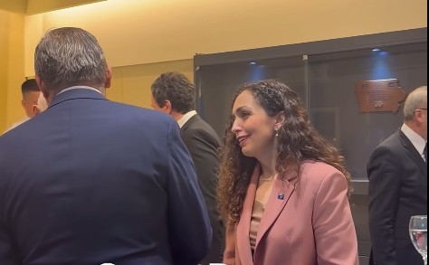 Momenti interesant në ceremoni: Çfarë i tha Vjosa Osmani kryetarit të PDK-së, Bedri Hamza?