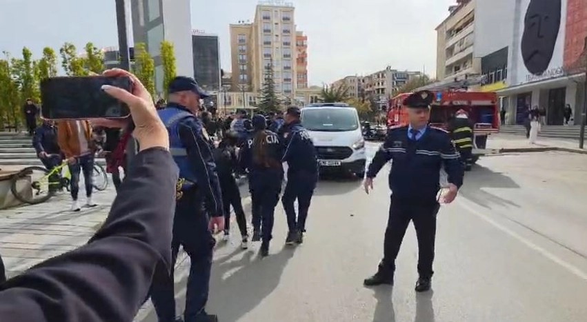 Tensione dhe përplasje fizike në Korçë, mbyllet pas 5 orësh protesta masive dhe shoqërohen mbi 20 të rinj