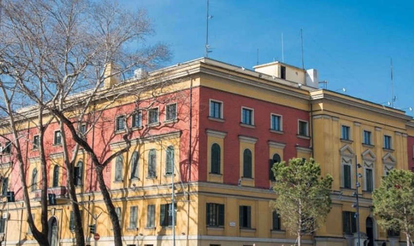 Valë kërcënimesh me bombë në institucionet shtetërore, Policia nis hetimet për 140 adresa elektronike