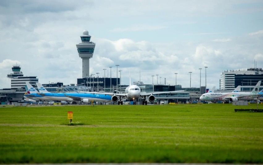 Stuhia “Boelo” paralizon Holandën: Schiphol anulon dhjetëra fluturime për shkak të erërave të fuqishme