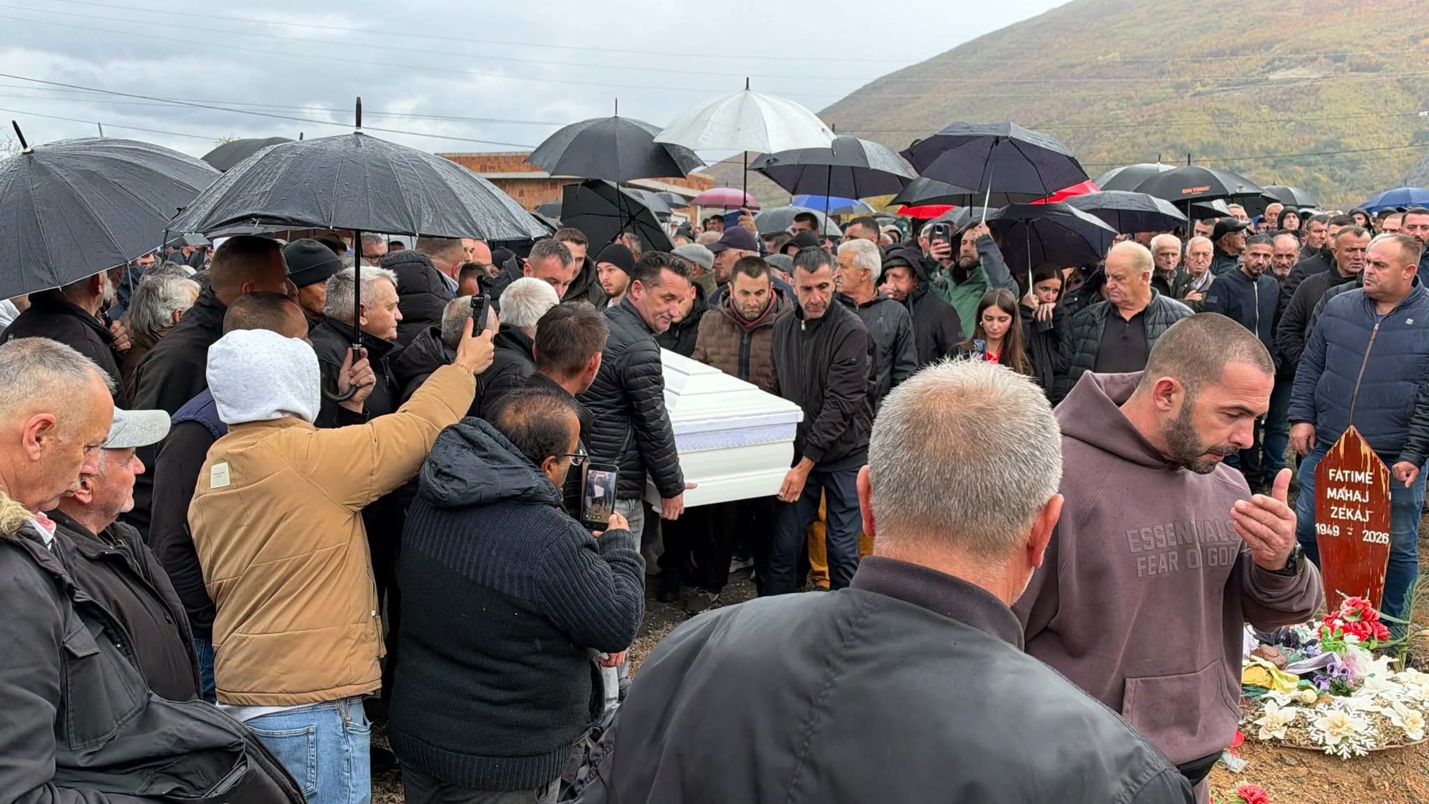 Varrimi i Arlinda Zekajt: Familjarë e qytetarë përcjellin për në banesën e fundit viktimën e tragjedisë