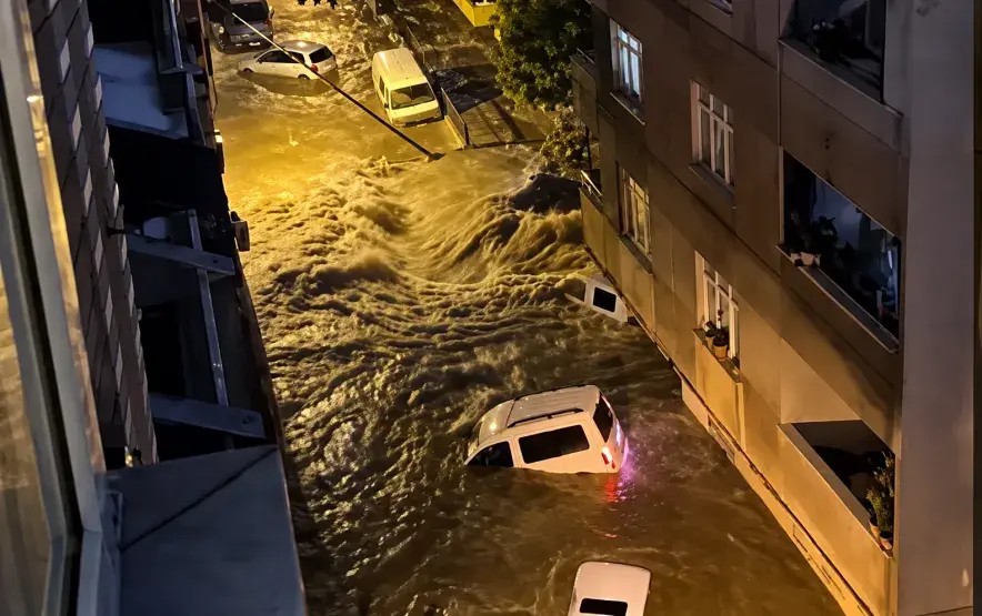 Stambolli paralizohet nga moti i keq, katër të vdekur dhe dëme historike nga përmbytjet katastrofike