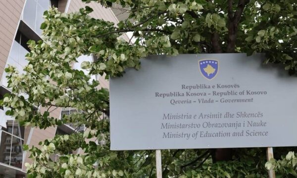 Presioni ndaj maturantëve për protesta, reagon ashpër Ministria e Arsimit