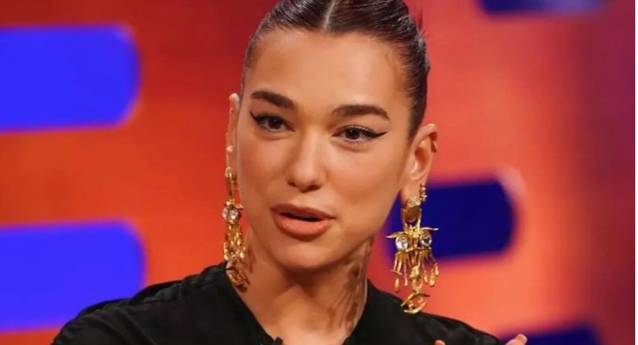 Atmosferë festive në Pejë: Ylli botëror Dua Lipa shfaqet duke kërcyer nën ritmet e muzikës shqiptare