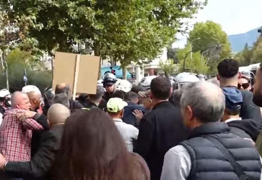 Tensione dhe përplasje fizike para Kuvendit: Kryebashkiaku i Memaliajt në epiqendër të protestës së opozitës