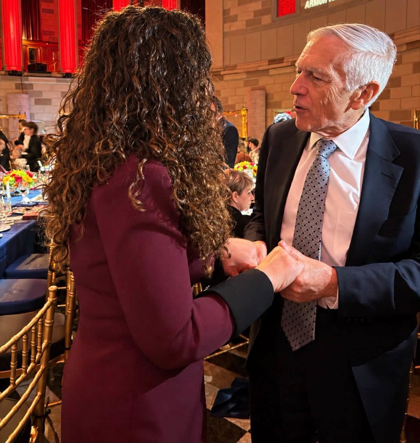 Vizita në SHBA: Presidentja Osmani takohet me gjeneralin Wesley Clark dhe merr pjesë në mbrëmjen gala të Këshillit për Marrëdhëniet Shqiptaro-Amerikane