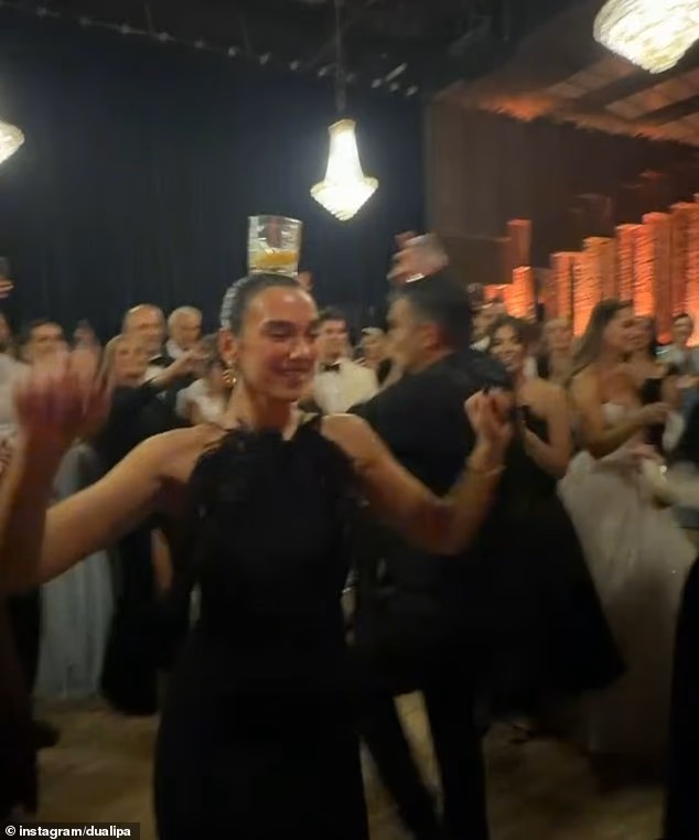 Dua Lipa shkëlqen në Prishtinë: Vallëzimi tradicional me gotë në kokë bën bujë në mediat britanike