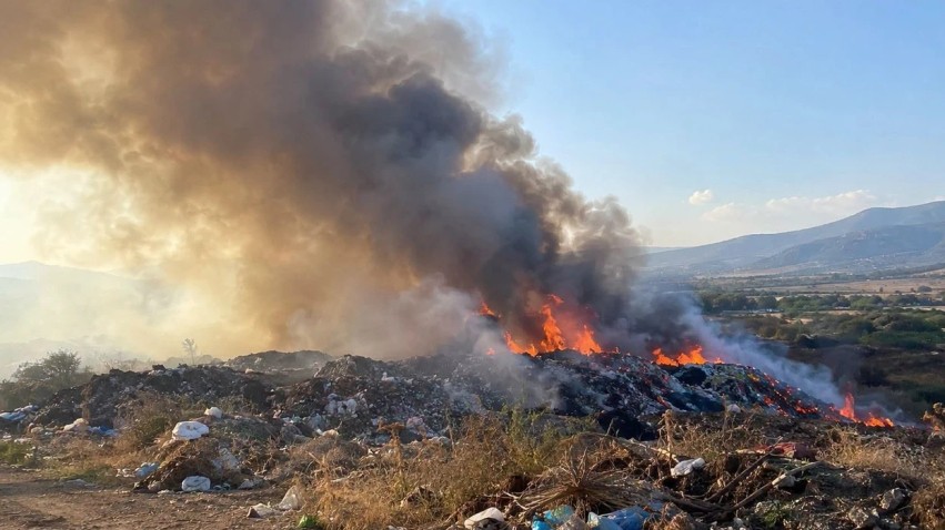 Situatë alarmante në Strumicë: Zjarrfikësit aksion gjatë gjithë natës për shuarjen e deponisë në Ednokuqevo