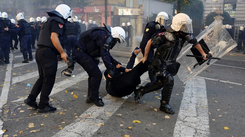 “Të erdhi fundi” – Rron Gjinovci shpërthen ndaj Edi Ramës pas shpërblimit prej 2.500 eurosh për policët