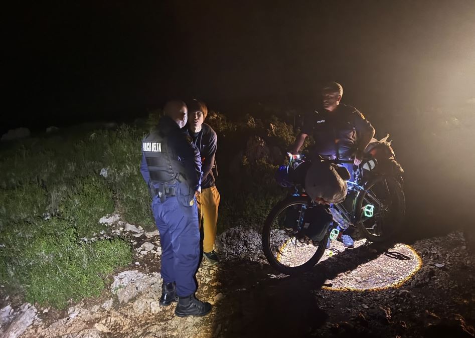 Humbi rrugën dhe pësoi dëmtim në këmbë, shpëtohet turisti amerikan në Vlorë pas një operacioni të vështirë