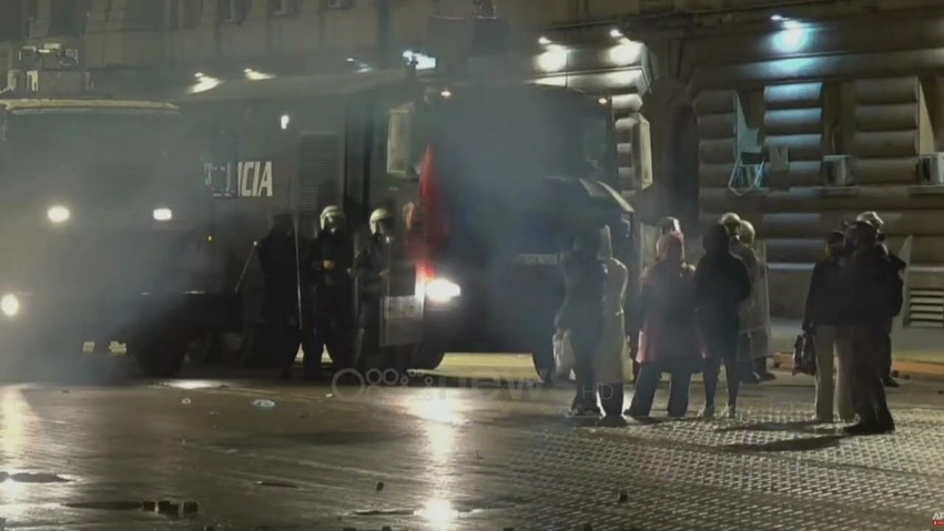 Incidenti me dronin e policisë ndez përplasjet fizike në Bulevard, ndërhyjnë forcat speciale