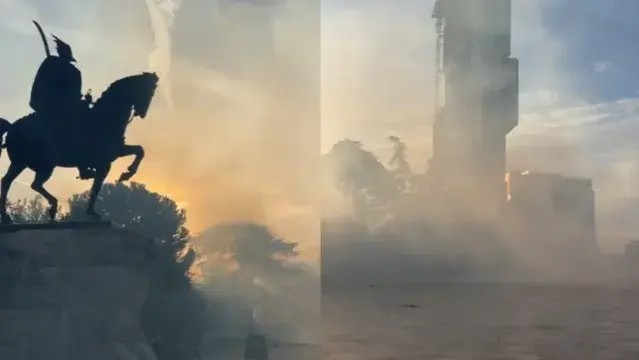 Trazira në Tiranë: Molotovë, fishekzjarre dhe gaz lotsjellës në sheshin “Skënderbej”