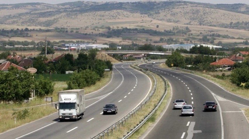 Gjendja e rrugëve: Trafiku rrjedh normalisht, pa pritje në pikat kufitare
